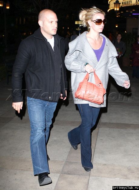 Бритни в Calabasas в сопровождении телохранителяbspearsnight010909_07.jpg(Бритни Спирс, Britney Spears)
