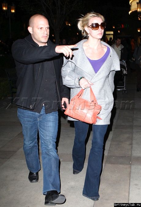 Бритни в Calabasas в сопровождении телохранителяbspearsnight010909_08.jpg(Бритни Спирс, Britney Spears)
