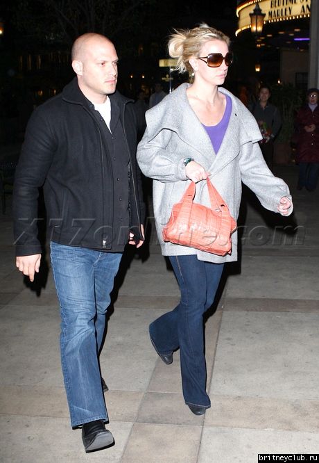 Бритни в Calabasas в сопровождении телохранителяbspearsnight010909_09.jpg(Бритни Спирс, Britney Spears)