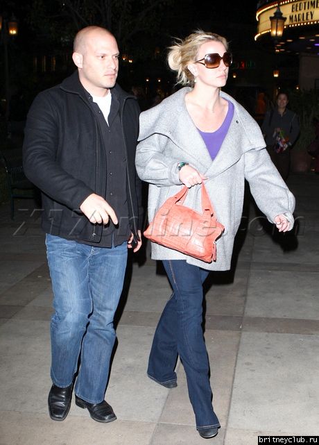 Бритни в Calabasas в сопровождении телохранителяbspearsnight010909_10.jpg(Бритни Спирс, Britney Spears)