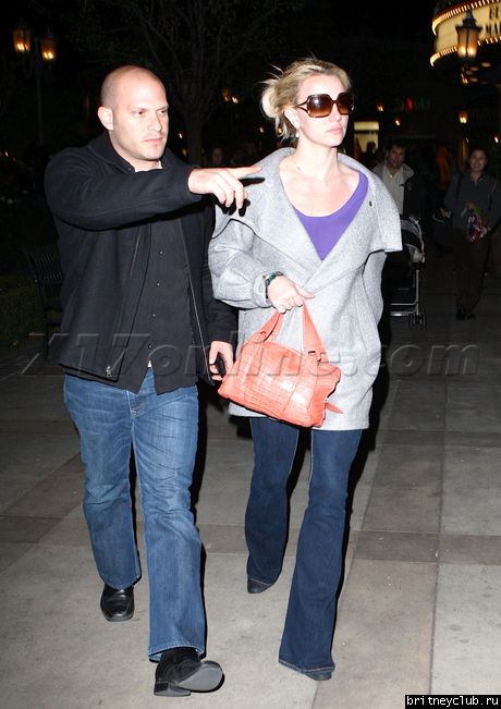 Бритни в Calabasas в сопровождении телохранителяbspearsnight010909_11.jpg(Бритни Спирс, Britney Spears)