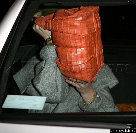 Бритни в Calabasas в сопровождении телохранителяbspearsnight010909_13.jpg(Бритни Спирс, Britney Spears)