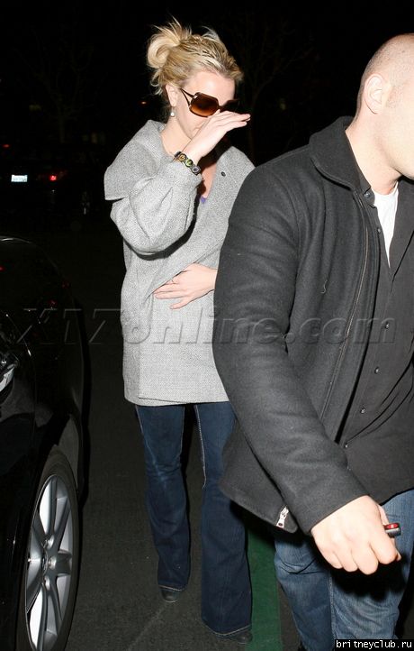 Бритни в Calabasas в сопровождении телохранителяbspearsnight010909_14.jpg(Бритни Спирс, Britney Spears)