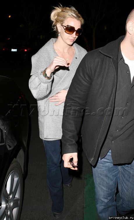 Бритни в Calabasas в сопровождении телохранителяbspearsnight010909_15.jpg(Бритни Спирс, Britney Spears)