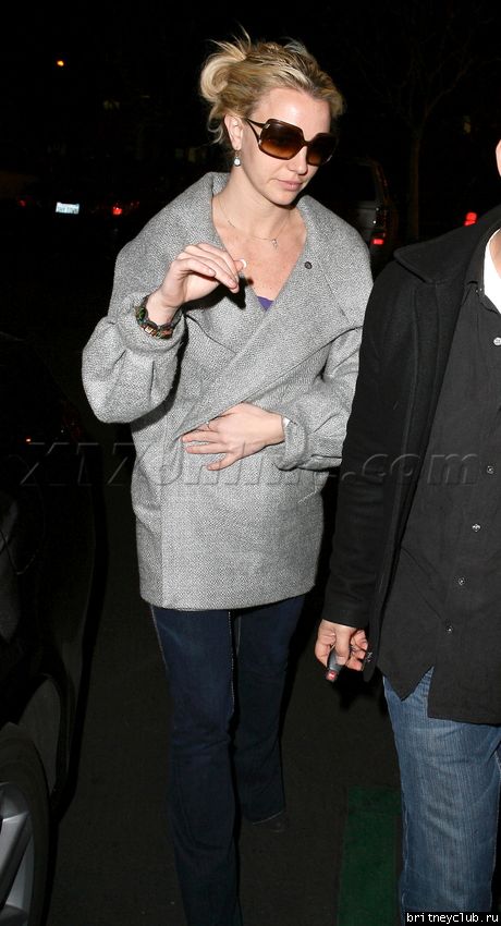 Бритни в Calabasas в сопровождении телохранителяbspearsnight010909_16.jpg(Бритни Спирс, Britney Spears)