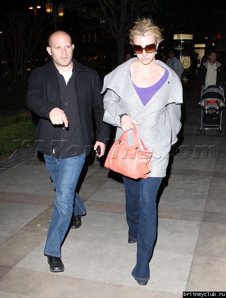 Бритни в Calabasas в сопровождении телохранителяbspearsnight010909_19.jpg(Бритни Спирс, Britney Spears)