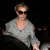 Бритни в Calabasas в сопровождении телохранителя