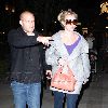 Бритни в Calabasas в сопровождении телохранителя