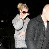 Бритни в Calabasas в сопровождении телохранителя