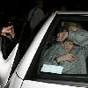Бритни в Calabasas в сопровождении телохранителя