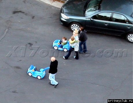 Бритни на прогулке с сыновьямиbspearsmom011009_04.jpg(Бритни Спирс, Britney Spears)