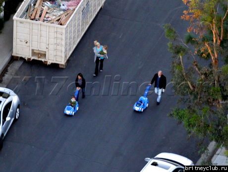 Бритни на прогулке с сыновьямиbspearsmom011009_07.jpg(Бритни Спирс, Britney Spears)