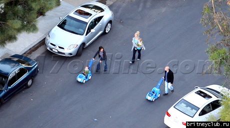Бритни на прогулке с сыновьямиbspearsmom011009_10.jpg(Бритни Спирс, Britney Spears)