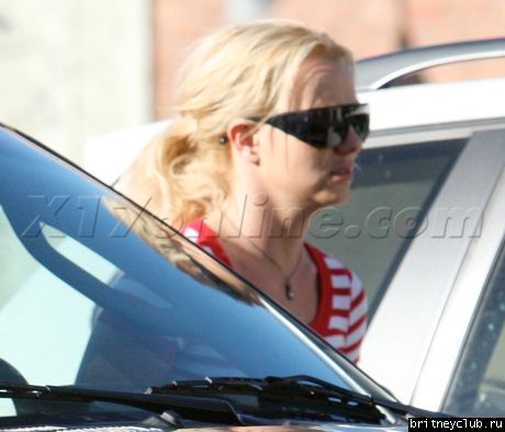 Бритни посетила кафе Starbucksbspearsstripes020209_02.jpg(Бритни Спирс, Britney Spears)