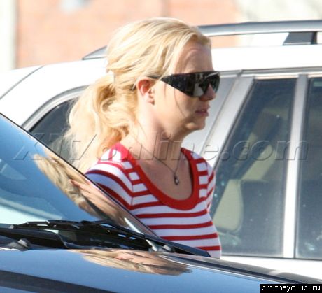 Бритни посетила кафе Starbucksbspearsstripes020209_03.jpg(Бритни Спирс, Britney Spears)