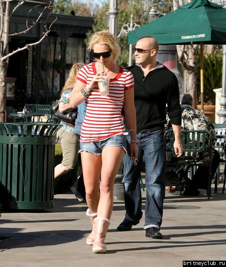 Бритни посетила кафе Starbucksbspearsstripes020209_09.jpg(Бритни Спирс, Britney Spears)