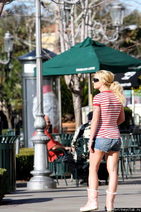 Бритни посетила кафе Starbucksbspearsstripes020209_14.jpg(Бритни Спирс, Britney Spears)