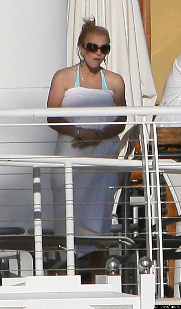 Бритни проводит время у бассеина04.jpg(Бритни Спирс, Britney Spears)