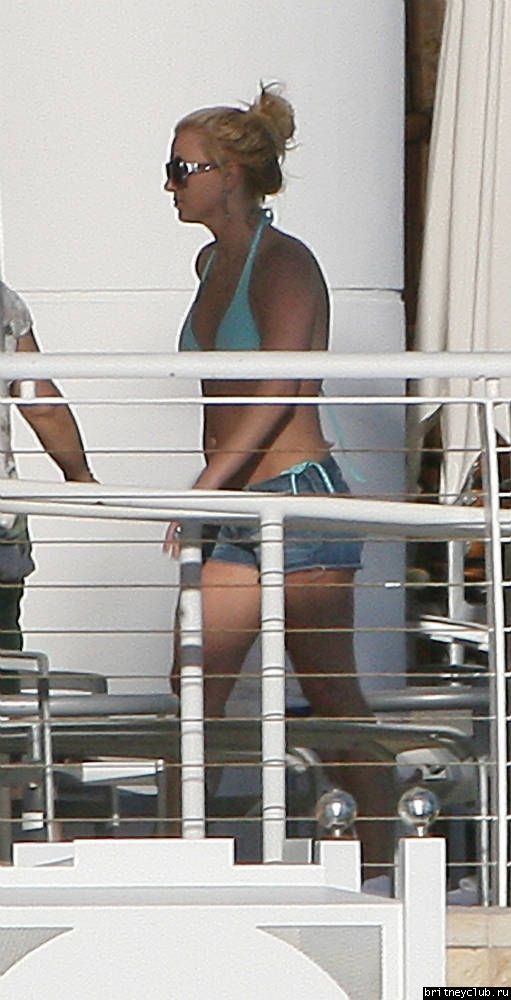 Бритни проводит время у бассеина05.jpg(Бритни Спирс, Britney Spears)