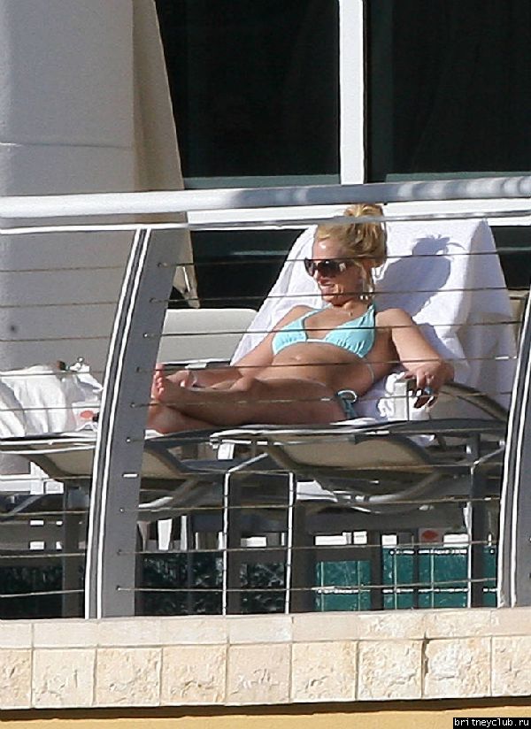 Бритни проводит время у бассеина06.jpg(Бритни Спирс, Britney Spears)