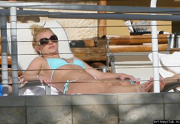 Бритни проводит время у бассеина07.jpg(Бритни Спирс, Britney Spears)