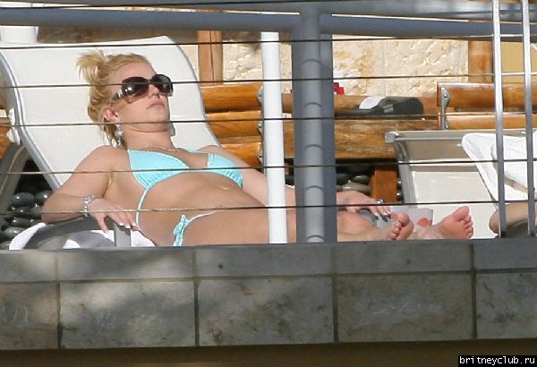 Бритни проводит время у бассеина08.jpg(Бритни Спирс, Britney Spears)