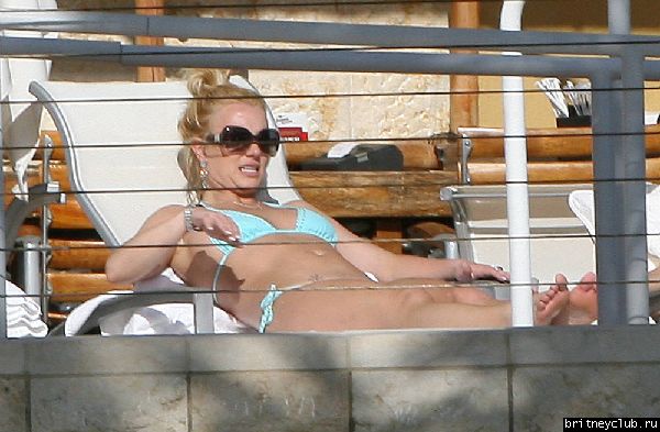 Бритни проводит время у бассеина09.jpg(Бритни Спирс, Britney Spears)