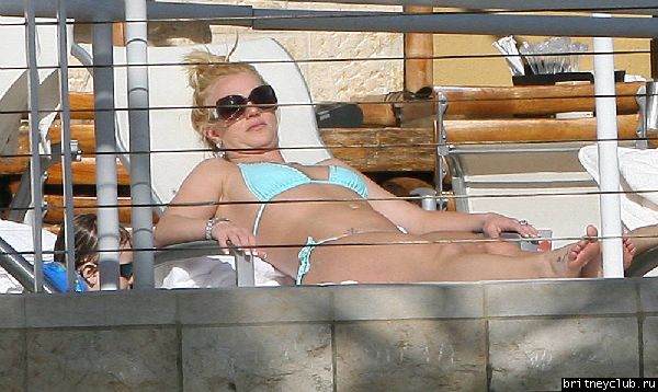 Бритни проводит время у бассеина10.jpg(Бритни Спирс, Britney Spears)