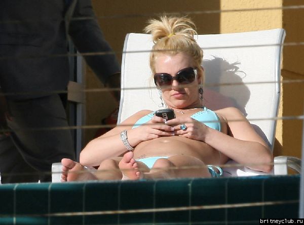 Бритни проводит время у бассеина13.jpg(Бритни Спирс, Britney Spears)