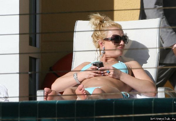 Бритни проводит время у бассеина15.jpg(Бритни Спирс, Britney Spears)