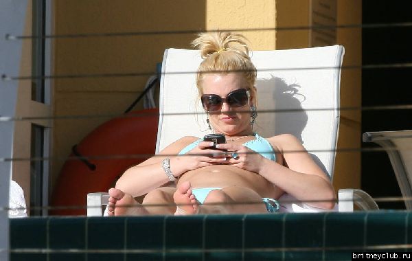 Бритни проводит время у бассеина18.jpg(Бритни Спирс, Britney Spears)