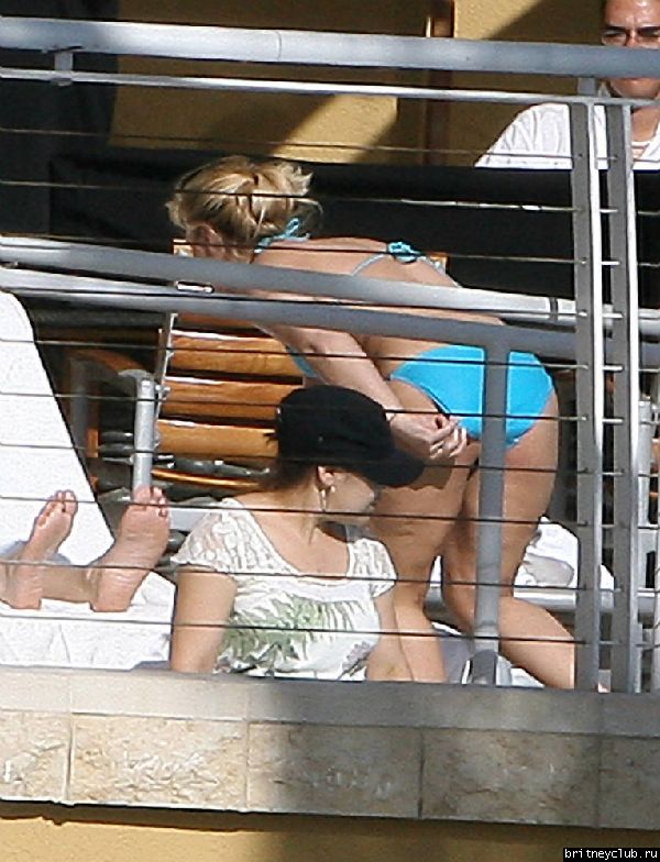 Бритни проводит время у бассеина20.jpg(Бритни Спирс, Britney Spears)