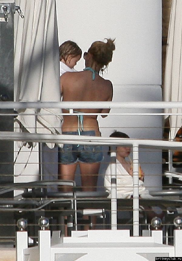 Бритни проводит время у бассеина42.jpg(Бритни Спирс, Britney Spears)