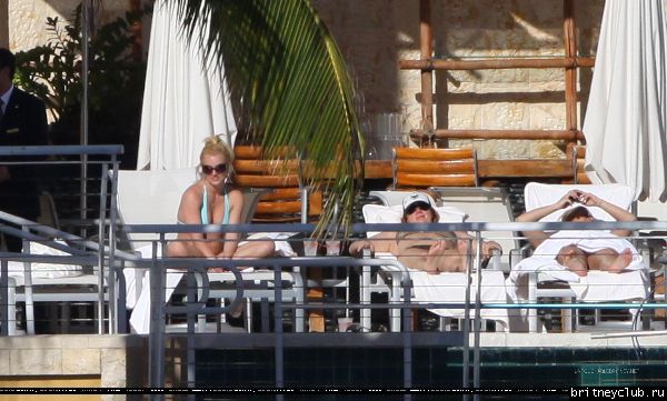 Бритни проводит время у бассеина58.jpg(Бритни Спирс, Britney Spears)