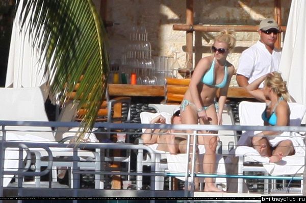 Бритни проводит время у бассеина61.jpg(Бритни Спирс, Britney Spears)