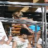 Бритни проводит время у бассеина
