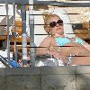 Бритни проводит время у бассеина
