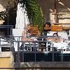 Бритни проводит время у бассеина