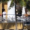 Бритни проводит время у бассеина