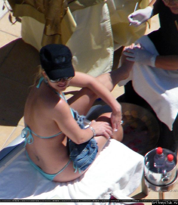 Бритни делают педикюр у бассеина06.jpg(Бритни Спирс, Britney Spears)