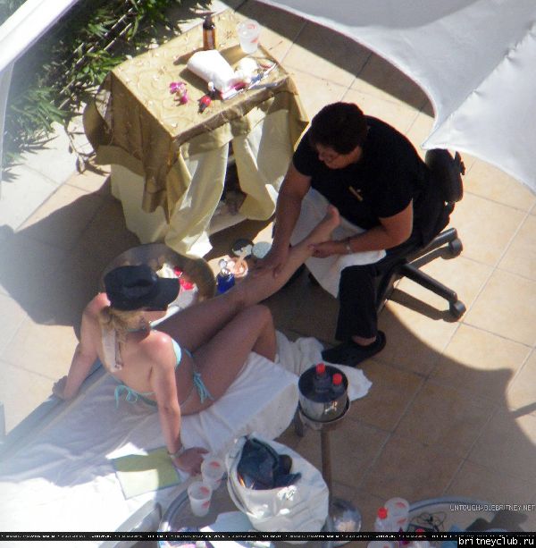 Бритни делают педикюр у бассеина07.jpg(Бритни Спирс, Britney Spears)