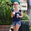 Бритни в Starbucks в Woodland Hills в Лос-Анджелесе
