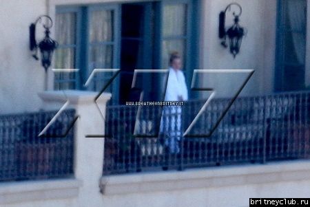 Бритни отдыхает дома в Калабасасе07.jpg(Бритни Спирс, Britney Spears)