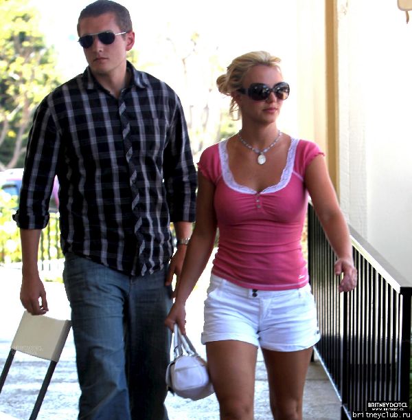 Бритни на шоппинге в Калабасасе24.jpg(Бритни Спирс, Britney Spears)
