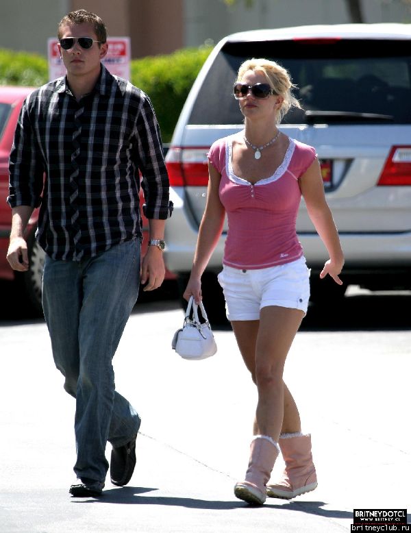 Бритни на шоппинге в Калабасасе39.jpg(Бритни Спирс, Britney Spears)