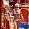 Бритни отдыхает у бассеина