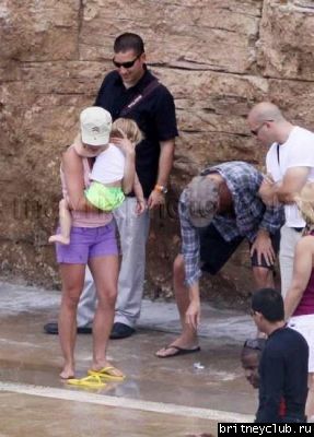 Бритни на шоу дельфинов20.jpg(Бритни Спирс, Britney Spears)