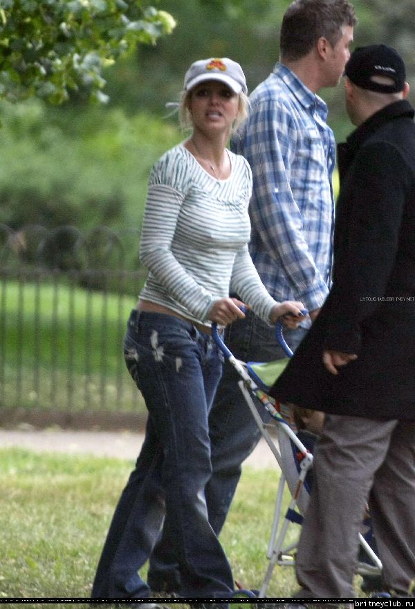 Бритни с детьми в Лондонском парке32.jpg(Бритни Спирс, Britney Spears)