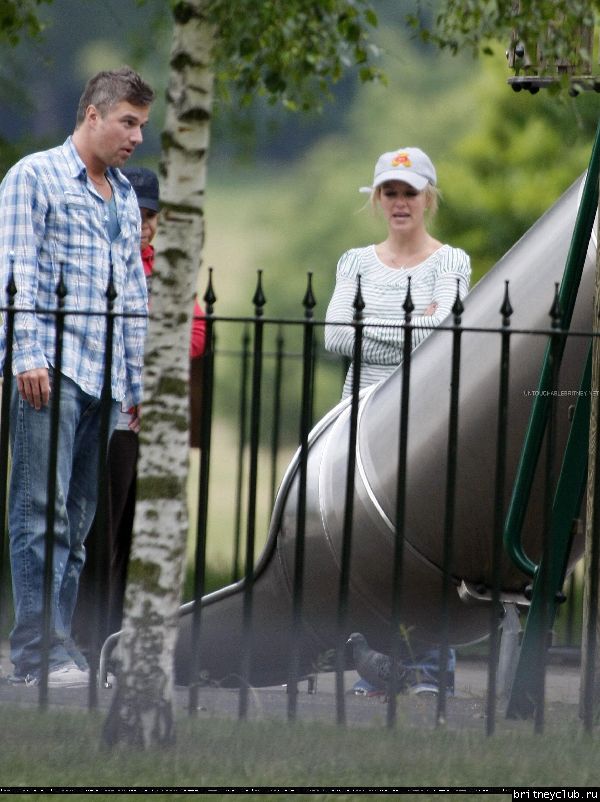 Бритни с детьми в Лондонском парке34.jpg(Бритни Спирс, Britney Spears)