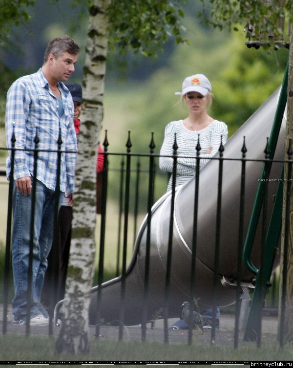 Бритни с детьми в Лондонском парке36.jpg(Бритни Спирс, Britney Spears)